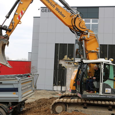 Bild vergr��ern: Ab sofort k�nnen die Bagger rollen. Mit der ersten Schaufel er�ffnete B�rgermeister Christoph Ewers jetzt die Bauarbeiten am Schulzentrum in Burbach.