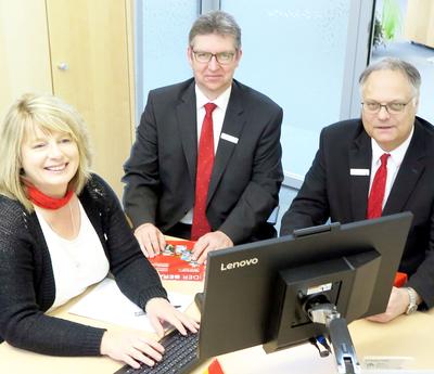 Bild vergr��ern: Diana Wei�, Steffen Ginsberg und Michael Reinschmidt freuen sich �ber die neu gestalteten Beratungszimmer