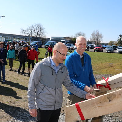 Bild vergr��ern: Henning Schneider, Gesch�ftsf�hrer des Siegerland Flughafens, und B�rgermeister Ewers beim symbolischen Durchschneiden des Bandes zur Er�ffnung der ZukunftsWERTEN Orte