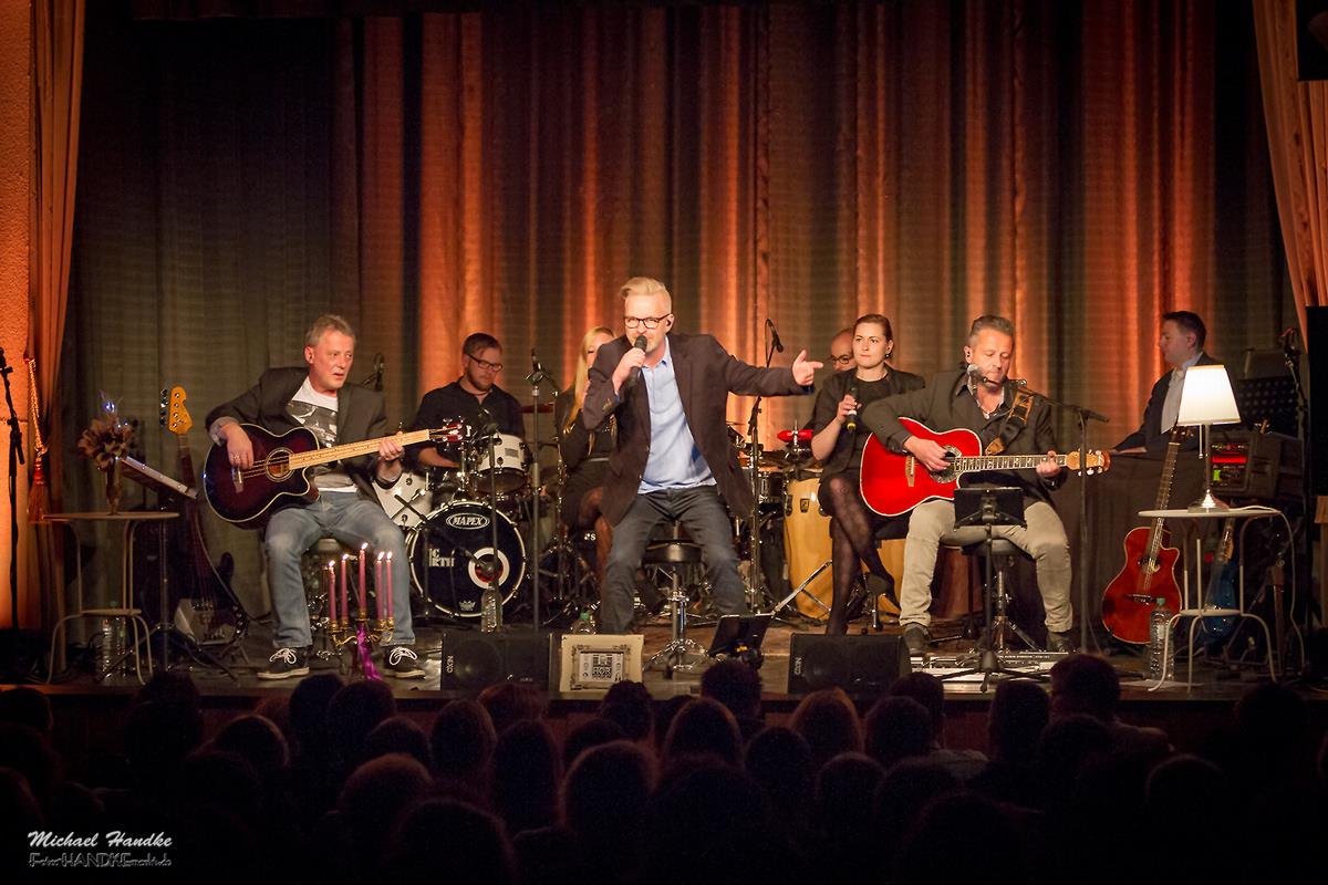 Bild vergr��ern: Alle Jahre wieder...
Dass sie nicht nur laut k�nnen, hat H�rger�t bereits in den vergangenen Jahren im Heimhof-Theater unter Beweis gestellt. Ganz nach dem Vorbild des �gro�en Bruders� MTV unplugged wird die Band mit einem akustischen unplugged Konzert der Extraklasse das Publikum an die Sitze fesseln und eine andere - aber nicht weniger gro�artige - Seite ihres musikalischen K�nnens zeigen. Ein Abend, den sich niemand entgehen lassen sollte.