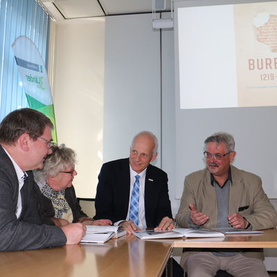 Bild vergr��ern: 20190502 PM Festbuch 800 Jahre Burbach - Pressegespr�ch