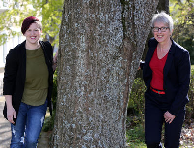Bild vergr��ern: Andrea Usung (li) und Birgit Meier-Braun (re) aus dem Familienb�ro der Gemeinde Burbach freuen sich auf eine bunte Festwoche f�r alle Generationen unter dem Motto �Gemeinsam sind wir stark�.