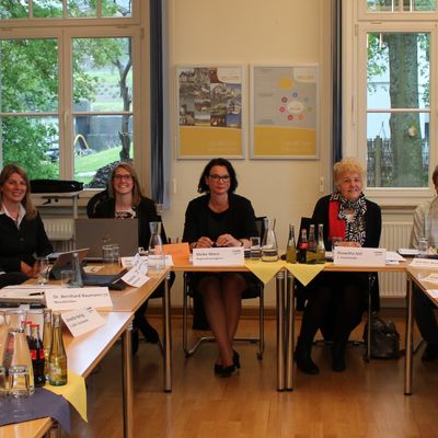 Bild vergr��ern: v. l. (privat): LAG / Vorstand; Annette Hering (2. stellv. Vorsitzende), Dr. Bernhard Baumann (B�rgermeister Neunkirchen), Christoph Ewers (B�rgermeister Burbach), Christa Schuppler (B�rgermeisterin Wilnsdorf), Annika Wolf und Meike Menn (Regionalmanagement), Roswitha Still (Vorsitzende), G�nther Richter (1. stellv. Vorsitzender), Thomas Jung (Bezirksregierung Arnsberg als Gast), Jochen Wahl (Beisitzer) und Ingelore Roth-Stahl (Schriftf�hrerin) - auf dem Foto fehlen die LAG-Mitglieder Harald Peter (Beisitzer), Wolfgang Franz (Kassierer), Doris M�hlhahn (Beisitzerin) sowie Eckhard Weidt (Beisitzer)