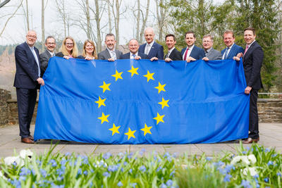 Bild vergr��ern: Zeigen Flagge f�r Europa: Die B�rgermeisterinnen und B�rgermeister sowie der Landrat des Kreises Siegen-Wittgenstein. Von links: Walter Ki� (Kreuztal), Dr. Torsten Spillmann (Bad Laasphe), Nicole Reschke (Freudenberg), Christa Schuppler (Wilnsdorf), Bernd Fuhrmann (Bad Berleburg), Holger Menzel (Hilchenbach), Christoph Ewers (Burbach), Landrat Andreas M�ller, Henning Gronau (Erndtebr�ck), Paul Wagener (Netphen), Steffen Mues (Siegen), Dr. Bernhard Baumann (Neunkirchen).