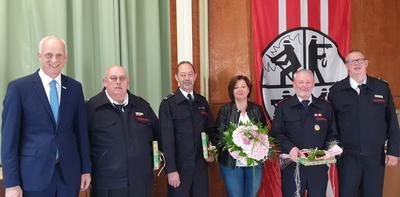 Bild vergr��ern: v. l. B�rgermeister Christoph Ewers mit den �neuen� Alterskameraden Ulrich Rothe, Ernst-Helmut Traut, seiner Ehefrau Martina Traut, Rainer Diehl und Gemeindebrandinspektor Markus Schwarze