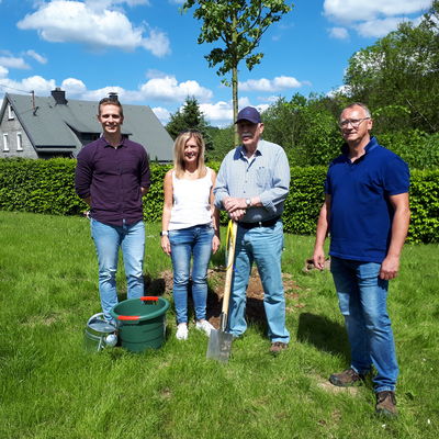 Bild vergr��ern: von links: Klimamanager Janis Dinter, Erste stellvertretende B�rgermeisterin Heide Heinecke-Henrich, Ortsvorsteher Erich Otto und der 2. Vorsitzende des Heimatvereins Oberdresselndorf Andreas Schwennig