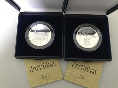 Bild vergr��ern: Das gro�e Jubil�umsjahr auf einer M�nze: Zusammen mit der Simm GmbH bietet die Gemeinde Burbach jetzt Jubil�umstaler als besonderes Andenken an.