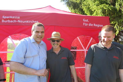 Bild vergr��ern: Markus Eibach (l.) von der Sparkasse mit Vertretern des Heimatvereins