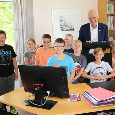 Bild vergr��ern: 20190703 PM Besuch Grundschule Hickengrund 1