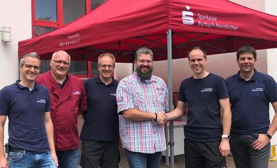 Bild vergr��ern: Michael Seyfarth von der Sparkasse (3.v.r.) mit Vertretern der Feuerwehr bei der Spenden�bergabe