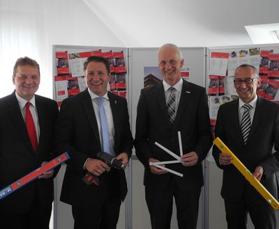 Bild vergr��ern: Sparkassenvorstandsmitglied Frank Podehl, die B�rgermeister Bernhard Baumann und Christoph Ewers sowie Klaus-Dieter Grothe, Gesch�ftsf�hrer der Akademie der Architektenkammer NRW, werben f�r den Besuch der Bauherren-Seminarreihe, die in K�rze startet.