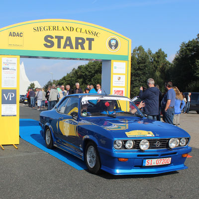 Bild vergr��ern: Die Vorjahresgesamtsieger Wolfgang und Regine Jung (Neunkirchen) gehen um 9.31 Uhr in ihrem Opel Manta mit der Startnummer 1 als erstes Team beim Maxi Autohof an den Start.