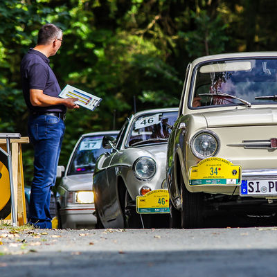 Bild vergr��ern: Wertungspr�fungen geh�ren zu einer Oldtimerrallye dazu. Eine der Wertungspr�fungen findet in diesem Jahr beim Porsche Zentrum Siegen auf der Marienh�tte statt.