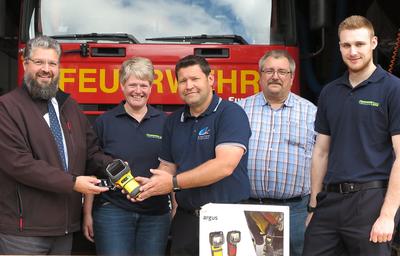 Bild vergr��ern: Michael Seyfarth von der Sparkasse (l.) mit Vertretern der Feuerwehr bei der �bergabe der Kamera