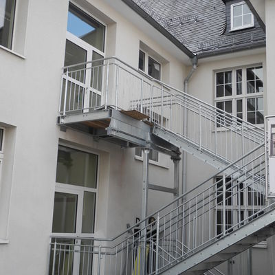 Bild vergr��ern: Der Altbau der Grundschule Burbach verf�gt jetzt �ber einen zweiten Fluchtweg mit dem Anbau einer Fluchttreppe.
