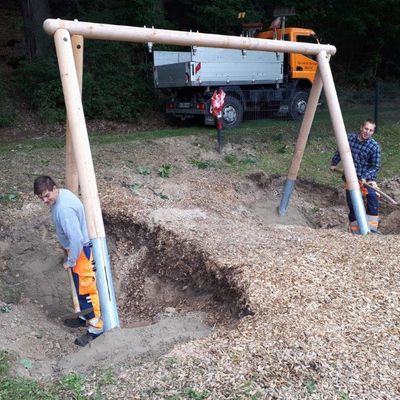 Bild vergr��ern: Der Bauhof investierte viel Kraft und Zeit, damit die Kleinen und Gro�en neue Spielger�te auf den Spielpl�tzen haben.