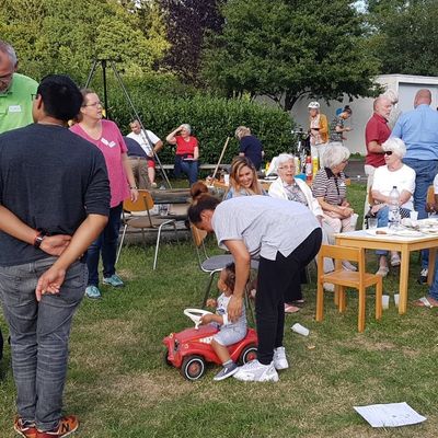 Bild vergr��ern: �ber 100 G�ste folgten der Einladung zum Sommerfest des Sprachcaf�s.