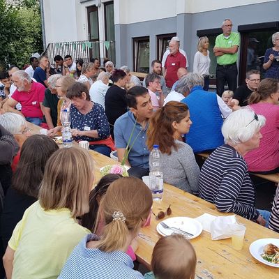 Bild vergr��ern: �ber 100 G�ste folgten der Einladung zum Sommerfest des Sprachcaf�s.