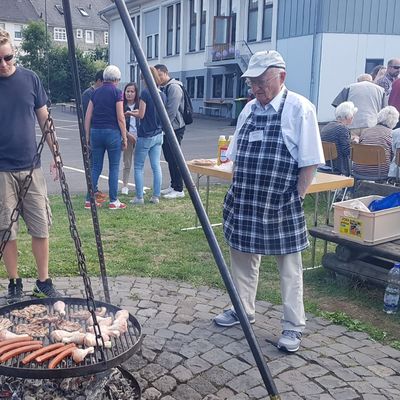 Bild vergr��ern: F�r das leibliche Wohl wurde von den Grillmeistern Simeon Braas (links) und Werner Kreutz (rechts) bestens gesorgt.