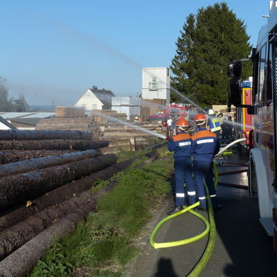 Bild vergr��ern: Schutz des Holzlagers vor einem �bergreifen der Flammen mit mehreren C-Rohren