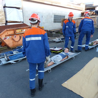 Bild vergr��ern: Die Geretteten werden von der Jugendfeuerwehr erstversorgt