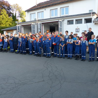 Bild vergr��ern: �bungsbesprechung am Feuerwehrger�tehaus L�tzeln