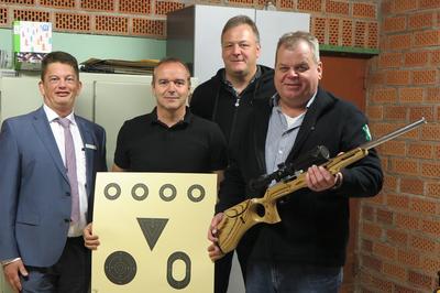 Bild vergr��ern: Guido K�ppen(l.) und Mitglieder des Sch�tzenvereins