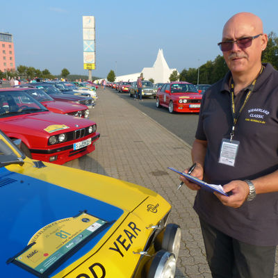 Bild vergr��ern: Ohne Segen der Abnahme keine Startberechtigung - Fachkundige Pr�fer mussten vor dem Start den technischen
Zustand der Oldtimer begutachten.
