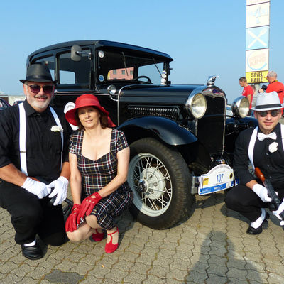 Bild vergr��ern: Stilecht unterwegs - Familie Beul aus Haiger ging mit passenden Outfits und jeder Menge Spa� im knapp 90
Jahre alten Ford A in der Oldtimerausfahrt an den Start.