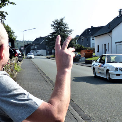 Bild vergr��ern: Zuschauer entlang der 170 Kilometer langen Wegstrecke winkten den historischen Automobilen und deren
Besatzungen zu.