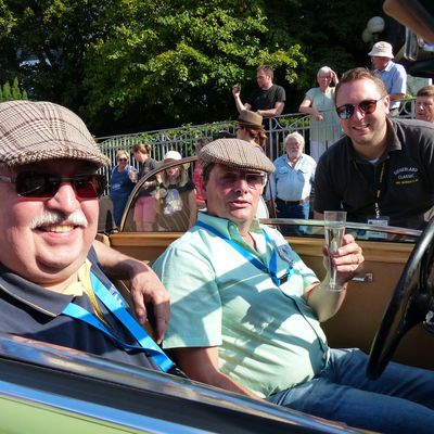 Bild vergr��ern: Ein Schl�ckchen in Ehren - Thorsten Flick und Beifahrer Manfred Schl�ssing freuten sich gemeinsam mit
Fahrtleiter Fabian Land auf die Zieldurchfahrt beim Burbacher Museumsfest.