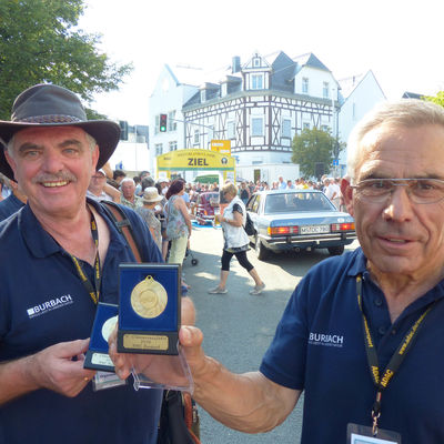 Bild vergr��ern: Horst Moroziuk und Dieter Mancini von der Wandergruppe Burbach �berreichten als Betreuerteam der
Oldtimerausfahrt jedem ihrer Teilnehmer eine Erinnerungsmedaille.