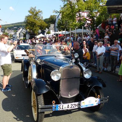 Bild vergr��ern: Im Social-Media TV - Die Zieldurchfahrt in der Burbacher Ortsmitte wurde in einem rund 30-min�tigen Beitrag
von Moderator Burkhard Bechtel live bei Facebook �bertragen.