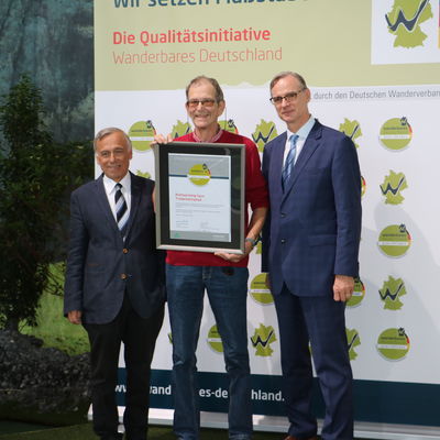 Bild vergr��ern: v.l.n.r. Dr. Hans-Ulrich Rauchfu� (Pr�sident Deutscher Wanderverband), Gerhard Gl�ser (Heimatverein Wahlbach) und Michael Degen (Bereichsleiter Messe D�sseldorf)