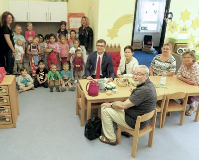 Bild vergr��ern: Luca Mancini (M.) von der Sparkasse mit Kindern, Erzieherinnen und Elternratsvertretern des Familienzentrums