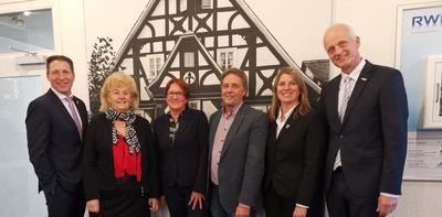 Bild vergr��ern: Regionalmanagement v.l.: Dr. Bernhard Baumann (BM Neunkirchen), Roswitha Still (Vorsitzende), Sabine M�glich-Bangemann (RB Arnsberg), G�nter Richter (stellv. Vorsitzender), Christa Schuppler (BM Wilnsdorf) und Christoph Ewers (BM Burbach)