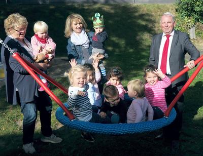 Bild vergr��ern: Maik Stahl von der Sparkasse mit Kindern und Erzieherinnen des Familienzentrums