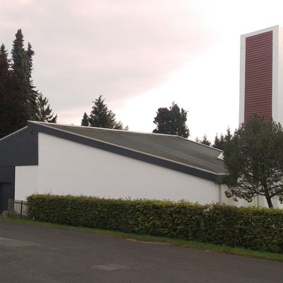 Bild vergr��ern: Die Friedhofshalle in Lippe einschl. Glockenturm hat einen neuen Anstrich erhalten