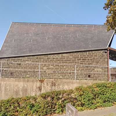 Bild vergr��ern: Die Friedhofshalle in W�rgendorf hat eine neue Dacheindeckung erhalten