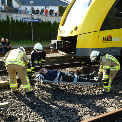 Bild vergr��ern: Die verletzten Personen wurden von der Feuerwehr zur Verletztensammelstelle getragen, die dort vom DRK behandelt wurden.