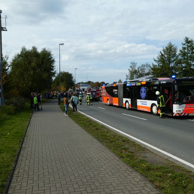 Bild vergr��ern: Leicht verletzte Personen konnten mit dem Rettungsbus von der Gefahrenstelle weg transportiert werden.