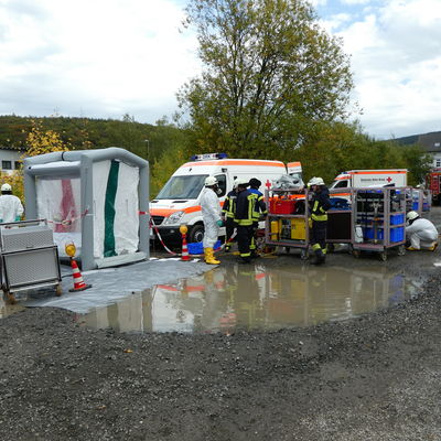 Bild vergr��ern: Da Salzs�ure aus einem Kesselwagen auslief, musste f�r die Einsatzkr�fte eine Dekontamination aufgestellt werden.