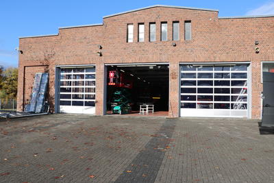 Bild vergr��ern: Neue Tore f�r das Feuerwehrger�tehaus Burbach