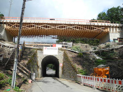 Bild vergr��ern: Das Bauvorhaben an der Eisenbahn�berf�hrung in Holzhausen liegt ganz im Zeitplan. Schon im ersten Quartal 2016 soll ein Begegnungsverkehr f�r LKW m�glich sein.