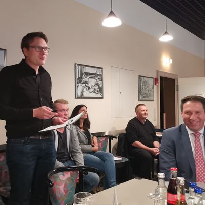 Bild vergr��ern: Tilmann Henrich (Gemeinde Wilnsdorf), Tim Erik und Simone Heinrich (Wanersch e. V.), Martin Kl�ckner (VfB Wilden) und Dr. Bernhard Baumann (B�rgermeister Neunkirchen)