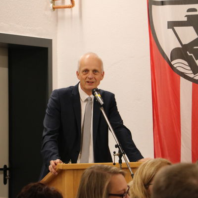 Bild vergr��ern: B�rgermeister Christoph Ewers begr��te die 85 anwesenden G�ste zur Einweihung des Feuerwehrger�tehauses in Gilsbach