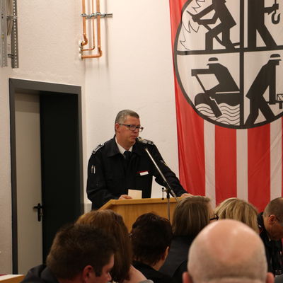 Bild vergr��ern: Der Leiter der Feuerwehr Markus Schwarze gab den Kameradinnen und Kameraden aus Gilsbach sowie der Verwaltung und Politik ein Dankesch�n seitens der Wehrf�hrung zur�ck