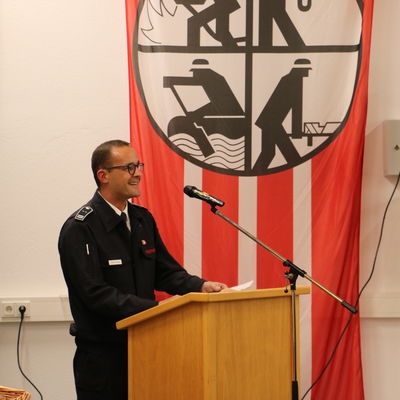 Bild vergr��ern: Der Einheitsf�hrer der Feuerwehr Gilsbach Tobias Schmidt freute sich �ber die Fertigstellung des Feuerwehrger�tehauses
