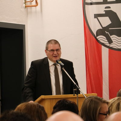 Bild vergr��ern: Pfarrer und Notfallseelsorger Jochen Wahl sprach eine kurze Andacht f�r die G�ste und gab den Feuerwehrkameradinnen und -kameraden ein Gebet mit auf den Weg