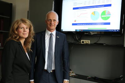 Bild vergr��ern: K�mmerin Kirsten Herr und B�rgermeister Christoph Ewers pr�sentieren den ersten digitalen Haushaltsentwurf